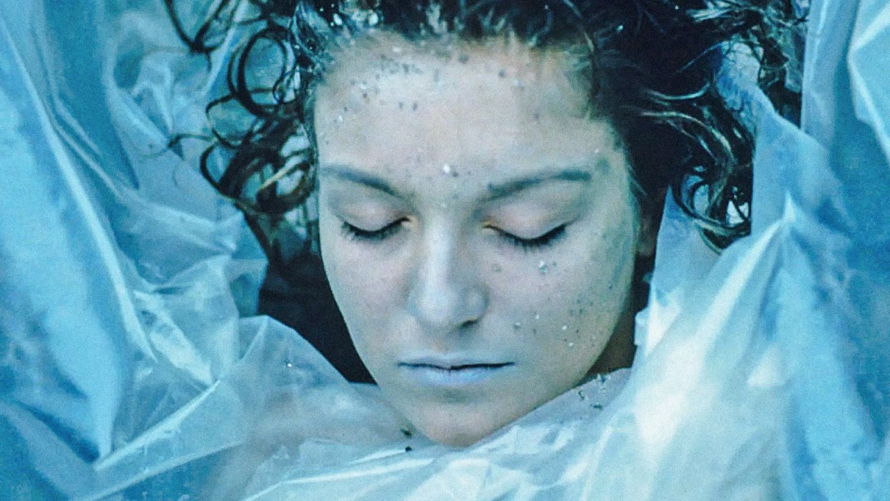 Il corpo di Laura Palmer ritrovato avvolto nella plastica nella serie Twin Peaks