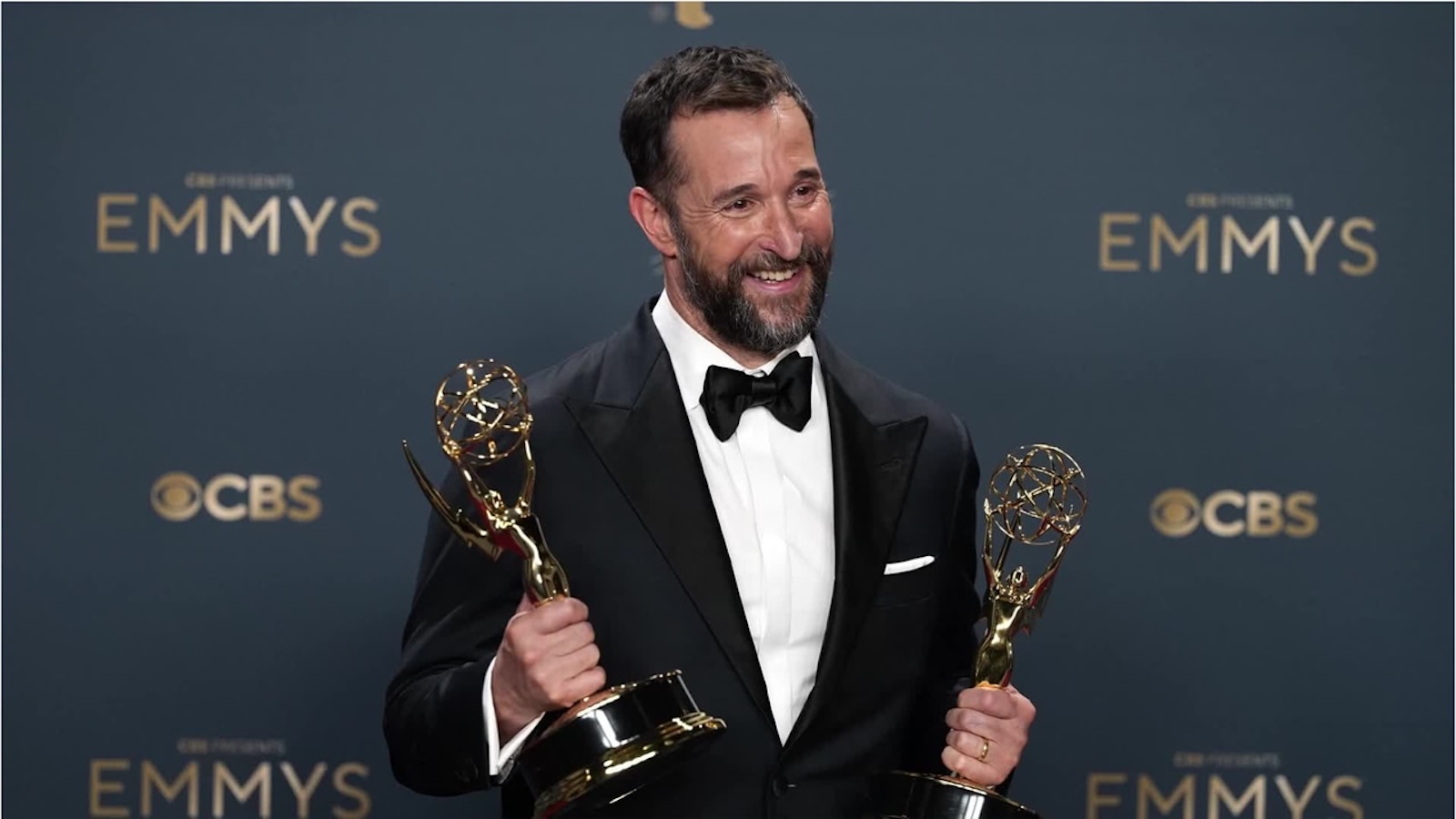 Noah Wyle con in mano gli Emmy conquistati per The Pitt
