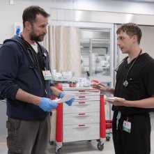 The Pitt. Noah Wyle e Gerran Howell in scena