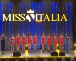 Miss Italia, diretta disastrosa: la regia spoilera la vincitrice prima della fine, Guè scappa dal palco