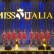Miss Italia, diretta disastrosa: la regia spoilera la vincitrice prima della fine, Guè scappa dal palco