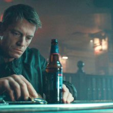 The Silent Hour: Joel Kinnaman seduto al bar