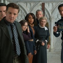 Wake Up Dead Man - Knives Out, il cast in una scena del film