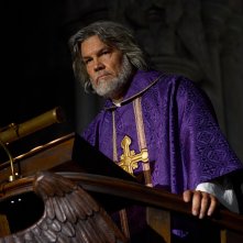 Wake Up Dead Man - Knives Out, Josh Brolin in una scena del film