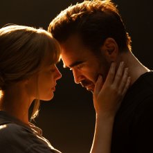 A Big Bold Beautiful Journey - Un viaggio straordinario: Margot Robbie, Colin Farrell in una scena romantica