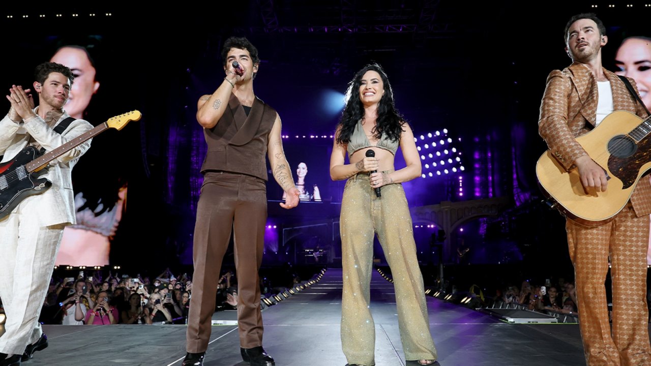 Una foto di Lovato e i Jonas Brothers