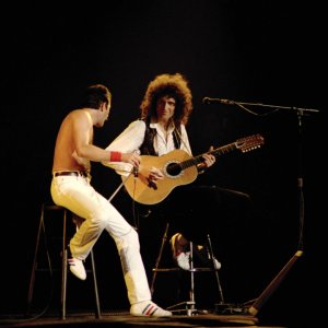Queen Rock Montreal: Freddie Mercury e Brian May durante un brano acustico