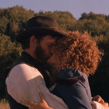 Testa o croce?: bacio appassionato tra Nadia Tereszkiewicz e Alessandro Borghi