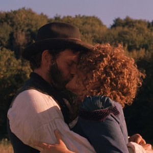 Testa o croce?: bacio appassionato tra Nadia Tereszkiewicz e Alessandro Borghi