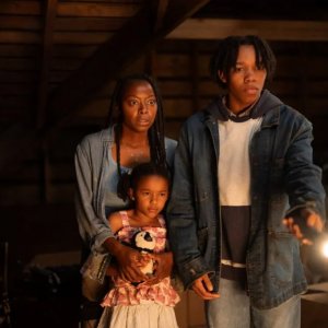 The Woman in the Yard: una scena del film