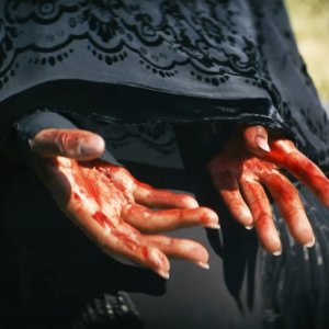 The Woman in the Yard: una scena del film