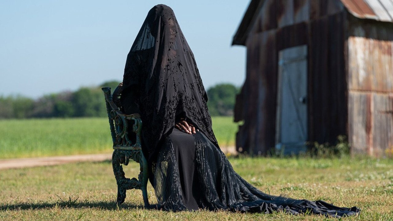 L'inquietante domna in nero di The Woman in the Yard