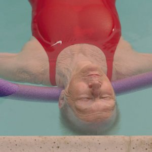 Familiar Touch: Kathleen Chalfant in piscina