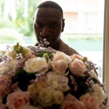 French Lover: Omar Sy in una scena con un bouquet di fiori