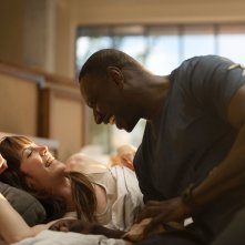 French Lover: Omar Sy e Sara Giraudeau in una scena del film