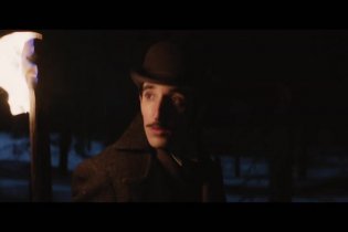 Dracula. L'amore Perduto - Trailer italiano dell'horror di Luc Besson con Caleb Landry Jones e Christoph Waltz