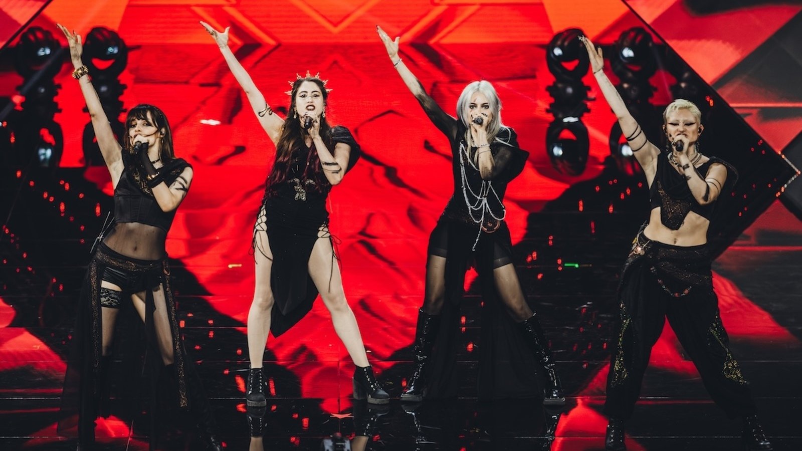 Le Erisu si esibiscono sul palco di X Factor 2025