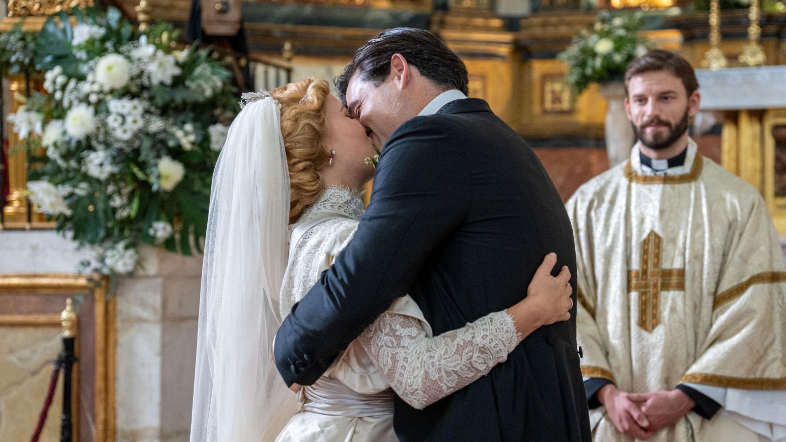 Jana e Manuel si baciano dopo il matrimonio