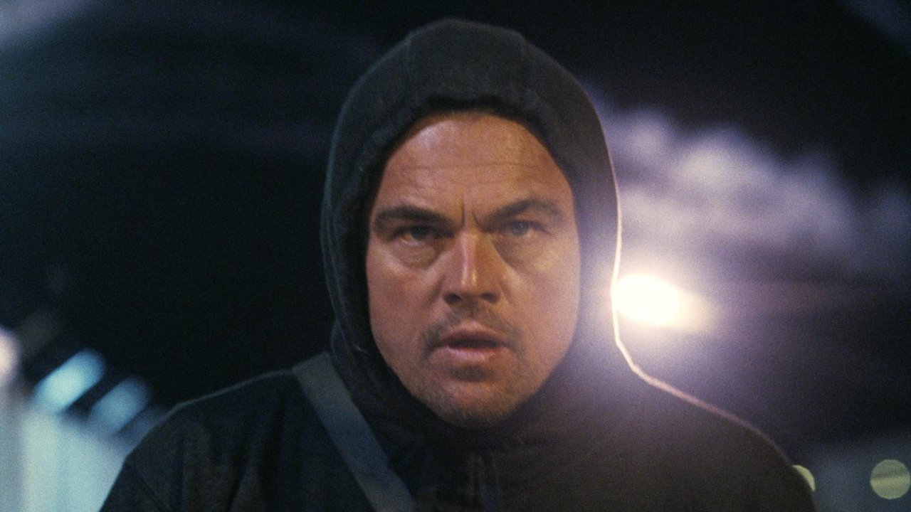 Leonardo DiCaprio incappucciato in una scena di Una battaglia dopo l'altra