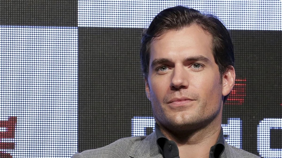 Henry Cavill svela la gamba fasciata dopo l Henry Cavill svela la gamba fasciata dopo l