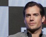 Henry Cavill svela la gamba fasciata dopo l'infortunio sul set di Highlander 'Sono il padrone del mio destino'