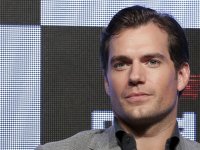 Henry Cavill svela la gamba fasciata dopo l'infortunio sul set di Highlander 'Sono il padrone del mio destino'