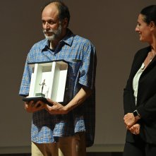 Luca Guadagnino stringe il Premio Fiesole Maestri del Cinema 2025 a fianco della sindaca di Fiesole