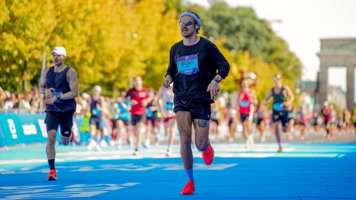 Harry Styles ha corso la maratona di Berlino sotto falso nome: ecco come è finita