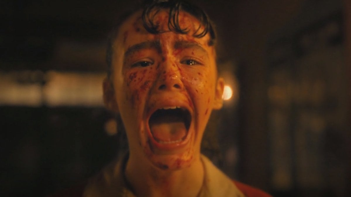 it welcome to derry pennywise semina morte e terrore nel nuovo trailer
