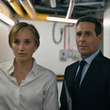 Slow Horses. Kristin Scott Thomas e James Callis in una scena della quinta stagione