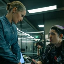 Slow Horses. Ruth Bradley e Christopher Chung in una scena della quinta stagione