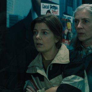 Slow Horses. Saskia Reeves e Aimee-Ffion Edwards in una scena della quinta stagione