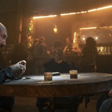 In the Lost Lands: Dave Bautista e Milla Jovovich in un bar