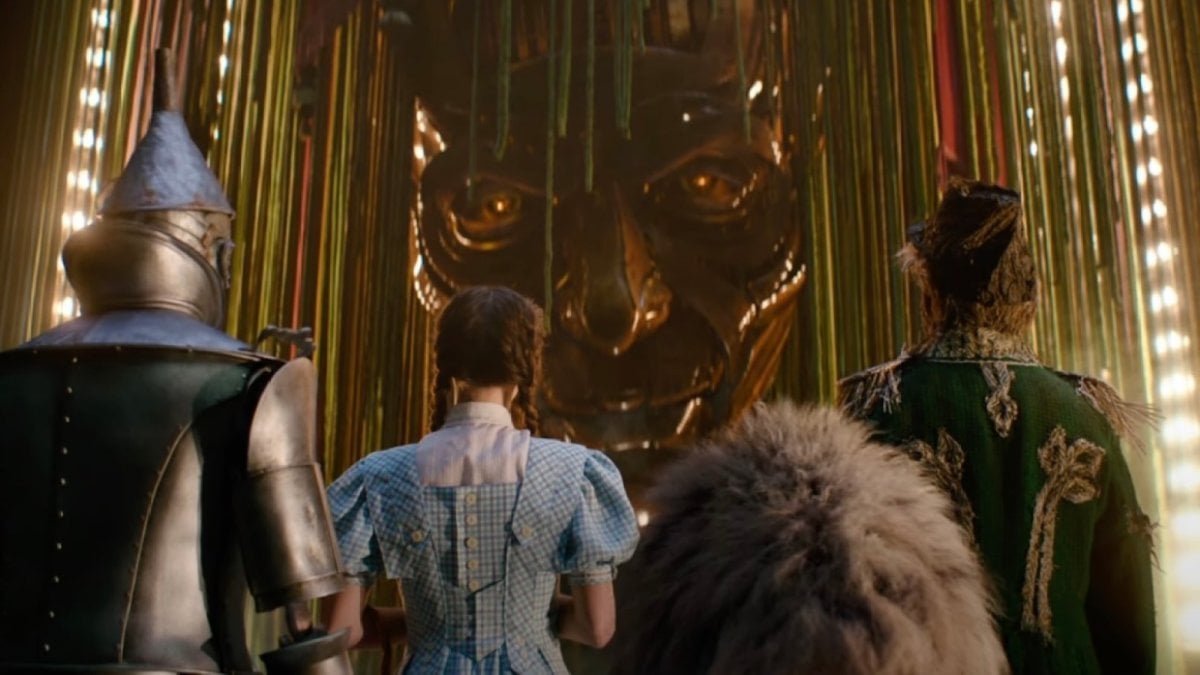 Wicked Parte 2: nel trailer finale irrompono anche Dorothy, l’Uomo di Latta e lo Spaventapasseri Wicked Parte 2: nel trailer finale irrompono anche Dorothy, l’Uomo di Latta e lo Spaventapasseri