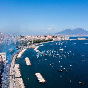 AG4IN - Il film del quarto Scudetto del Napoli: un'immagine del Golfo di Napoli