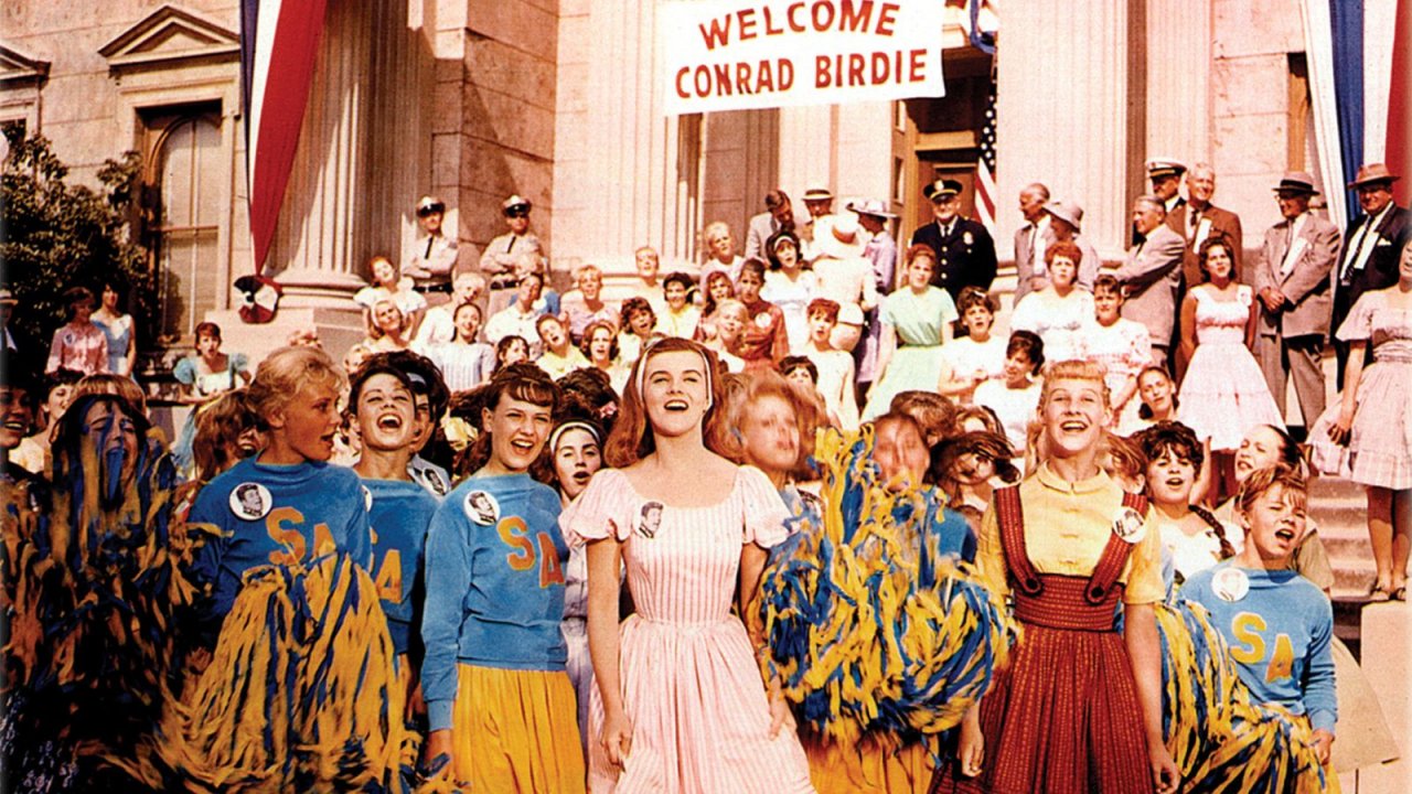 Ann-Margret con il resto del cast in una scena di Bye Bye Birdie