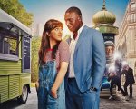 French Lover, la recensione: il fascino di Omar Sy non basta per una tiepida love story alla Notting Hill
