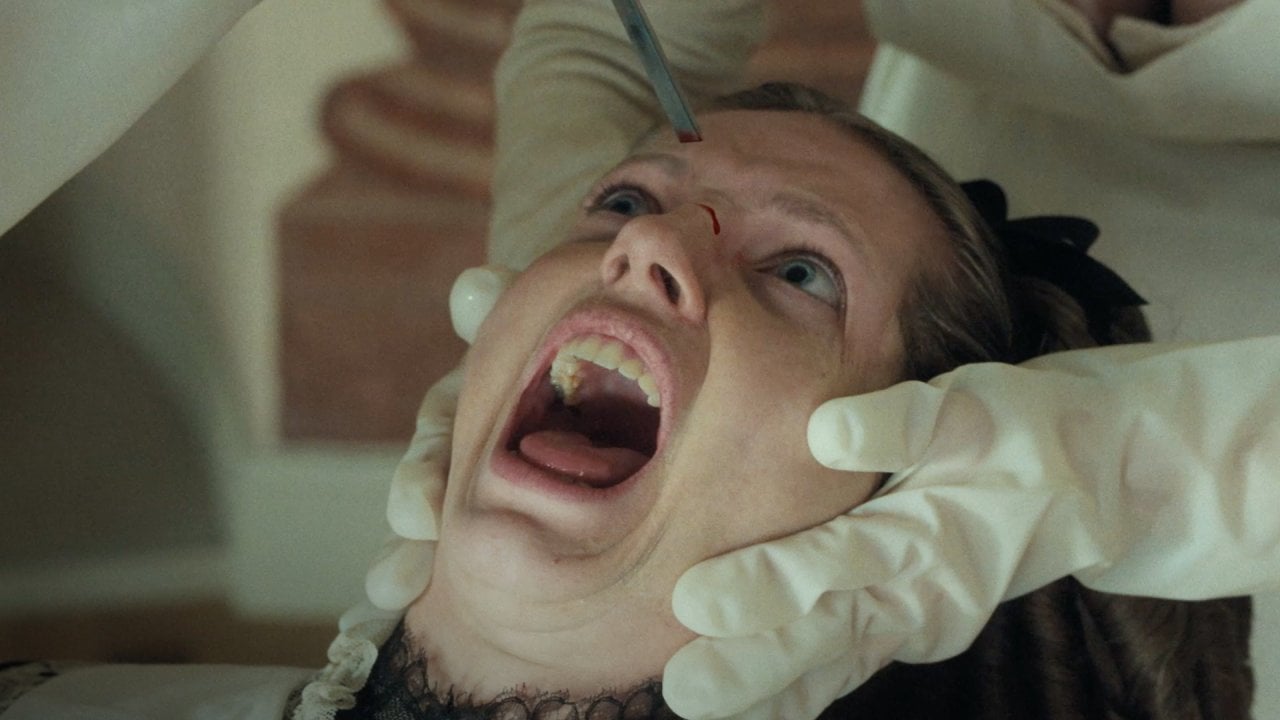 Lea Myren in un momento raccapricciante di The Ugly Stepsister