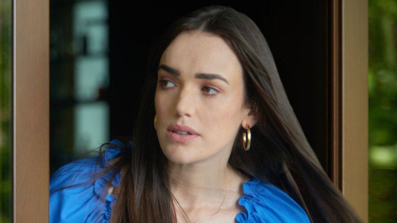 Elizabeth Henstridge è la dott.ssa Emilia Priestly