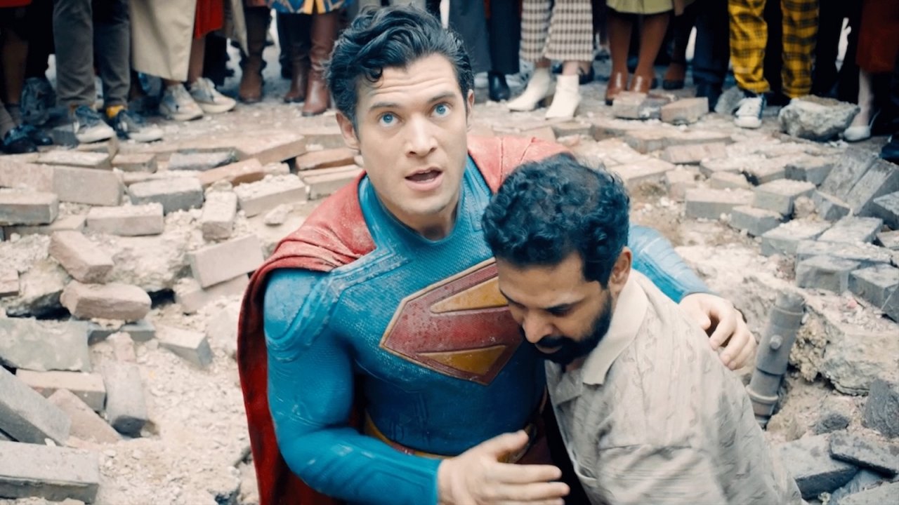 Superman salva un cittadino in una scena
