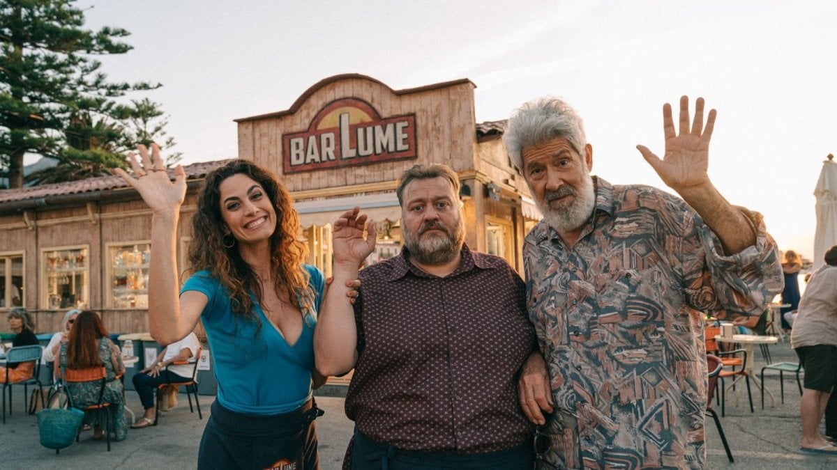 I delitti del BarLume, da stasera in chiaro su TV8 tre nuovi episodi: si parte con Non è un paese per bimbi