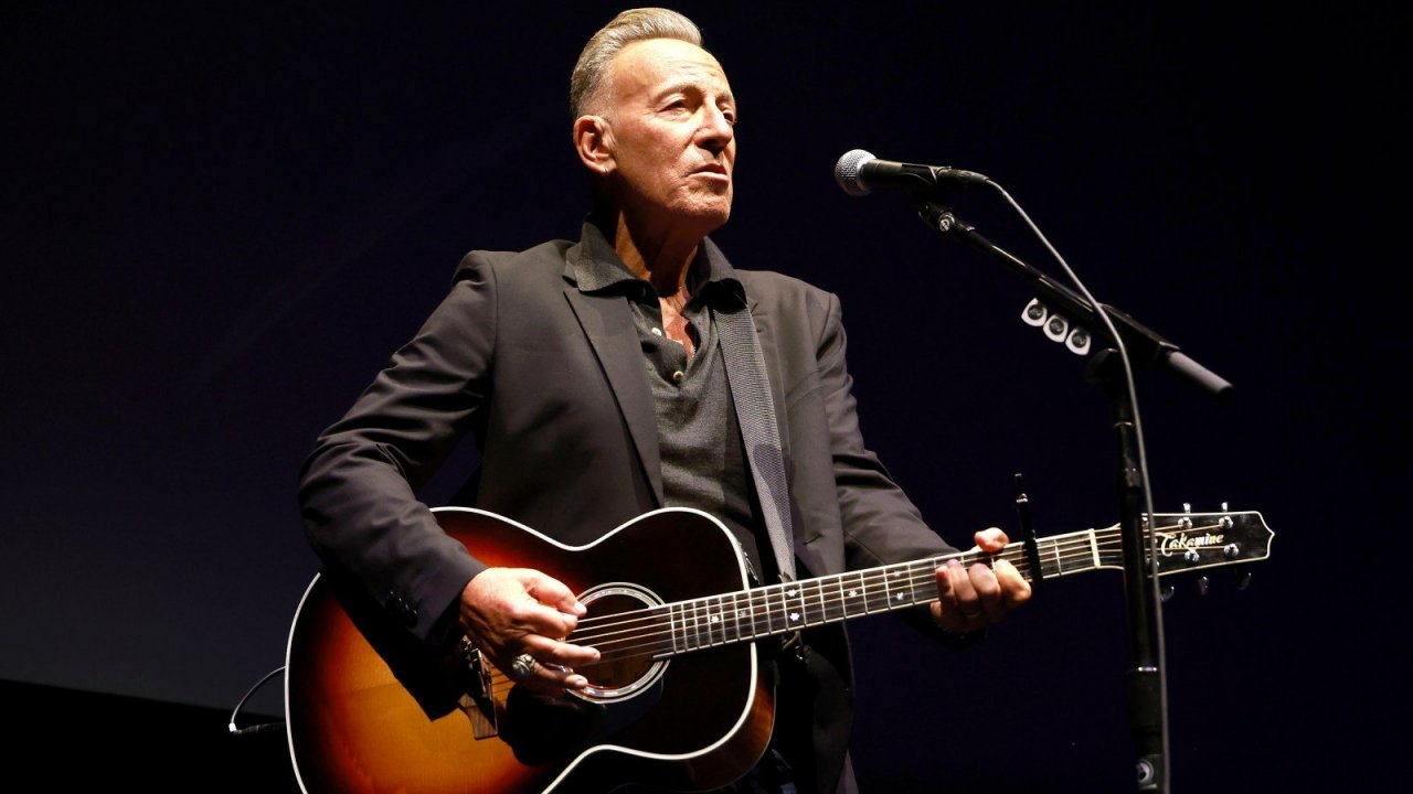 Bruce Springsteen si esibisce durante la premiere di Liberami dal nulla al NYFF