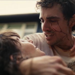 Together: Dave Franco ed Alison Brie in una scena drammatica