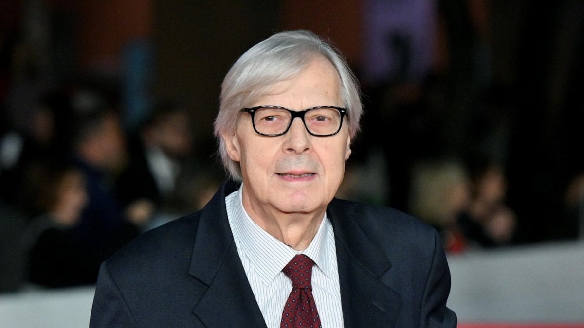 Vittorio Sgarbi torna in pubblico per il voto nelle Marche: prime foto dopo il ricovero per depressione