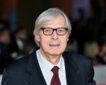 Vittorio Sgarbi torna in pubblico per il voto nelle Marche: prime foto dopo il ricovero per depressione