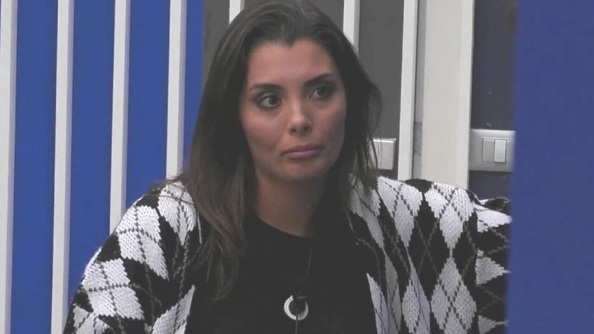Grande Fratello, la prima lite è... per la cipolla! Grazia Kendi scatena il caos in cucina.