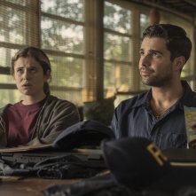 Alison Oliver e Fabien Frankel in una scena di Task