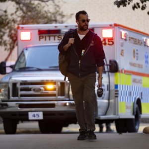 Noah Wyle in una foto della serie HBO Max