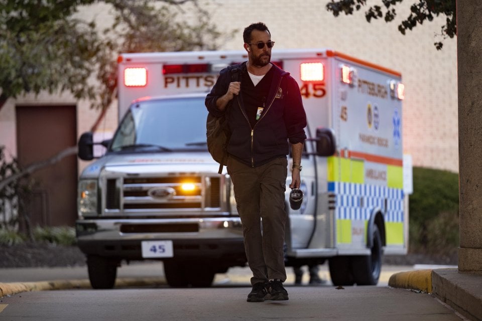 The Pitt Shawn Hatosy Noah Wyle Scena Ambulanza Serie Tv Sky Now