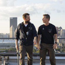 Shawn Hatosy e Noah Wyle sul tetto dell'ospedale